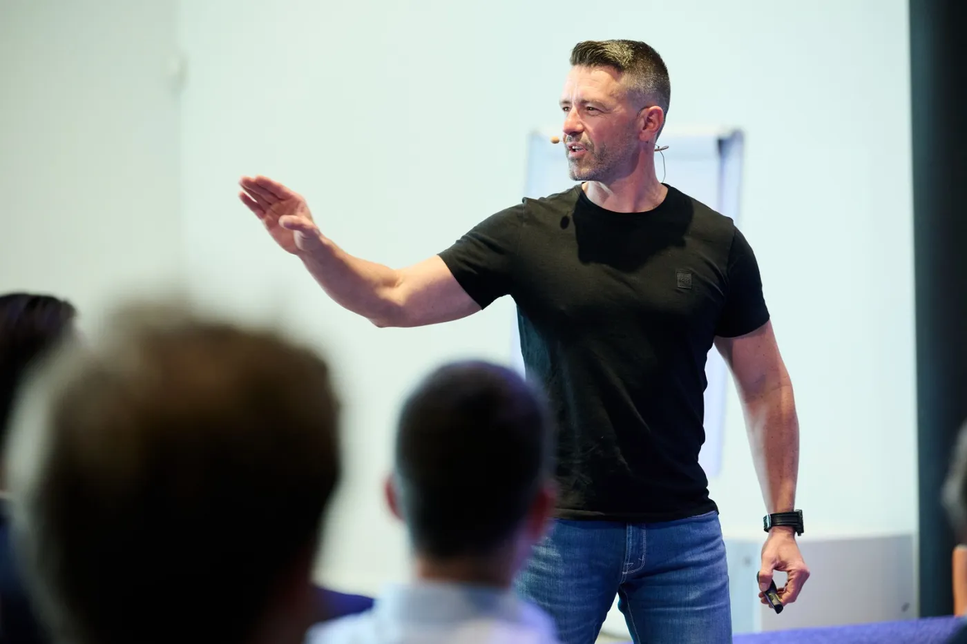Cedric De Vlieger geeft de keynote Facts Over Fear over besluitvorming onder druk