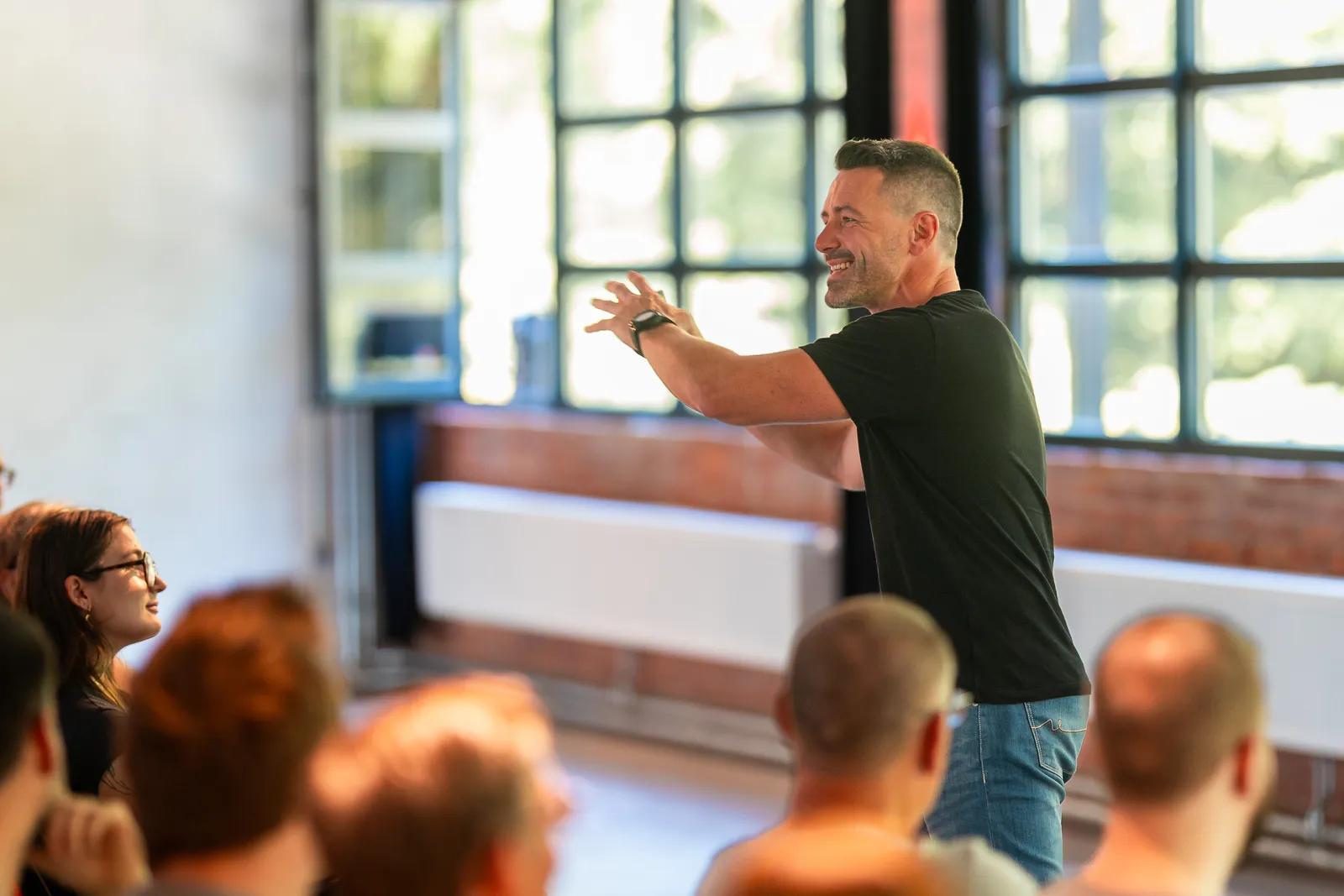 Cedric De Vlieger spreekt een zaal toe tijdens een keynote