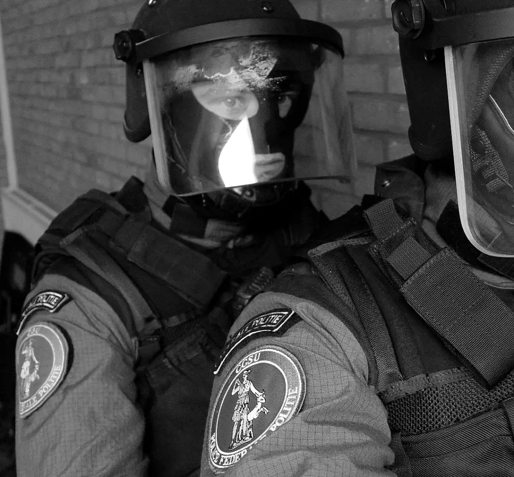 Assaulters van de Speciale Eenheden in volledige uitrusting tijdens een operatie