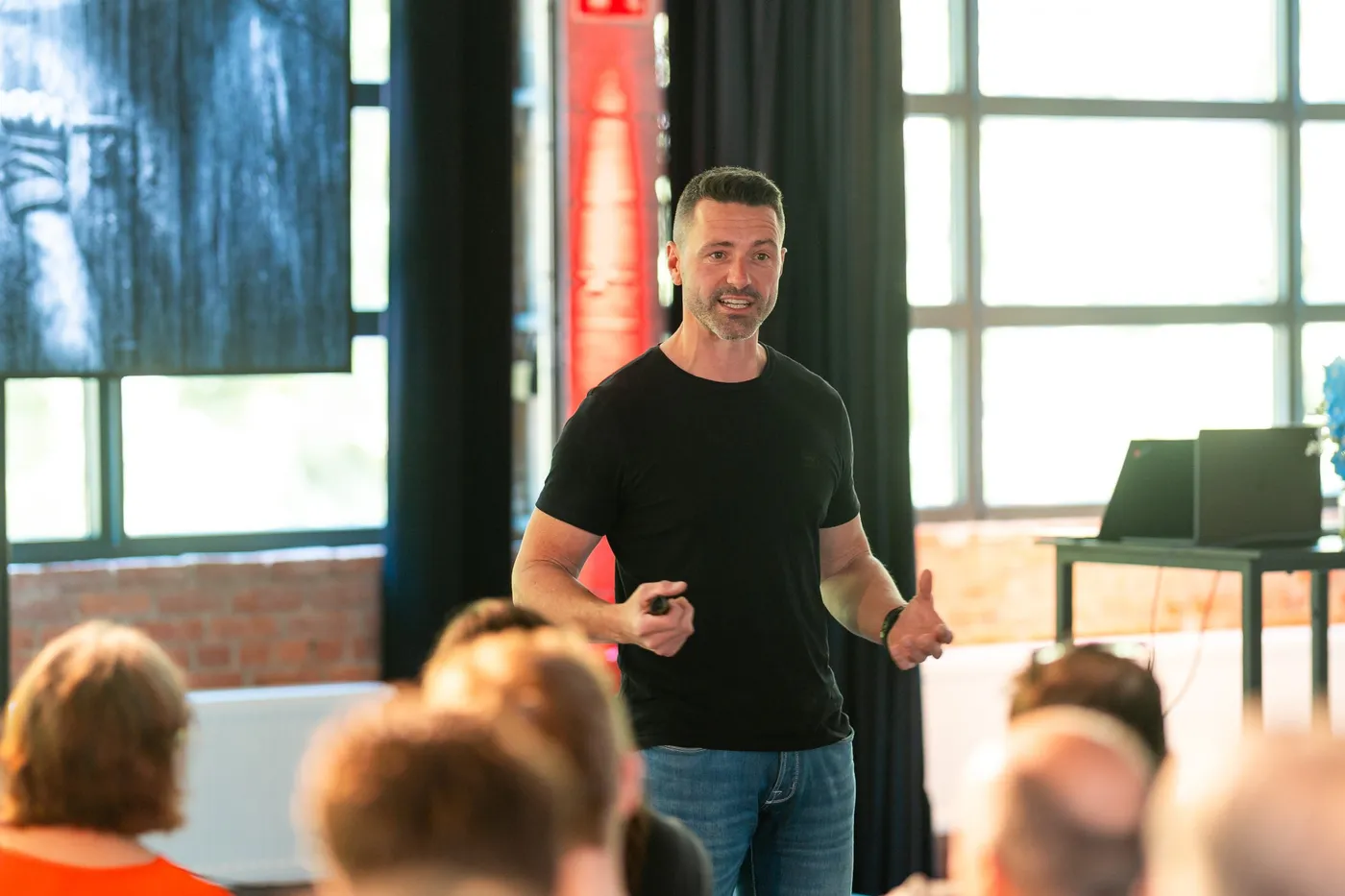 Cedric De Vlieger working with a team during a team day