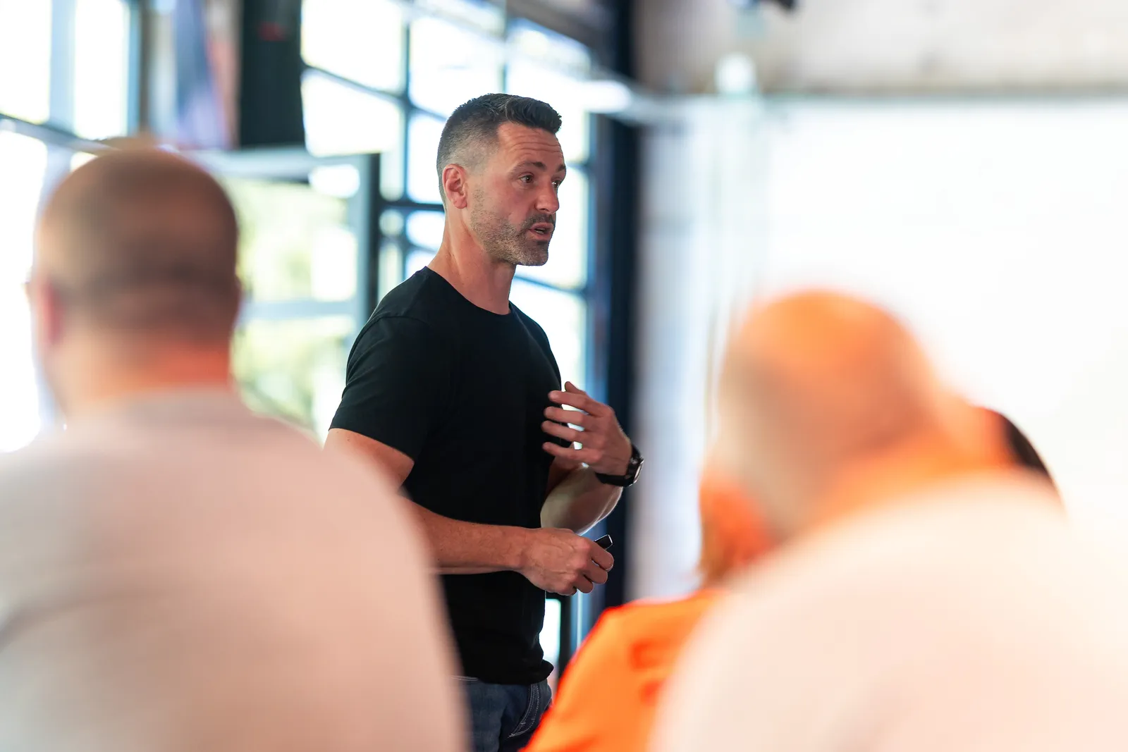 Cedric De Vlieger in conversation with a team during a trajectory