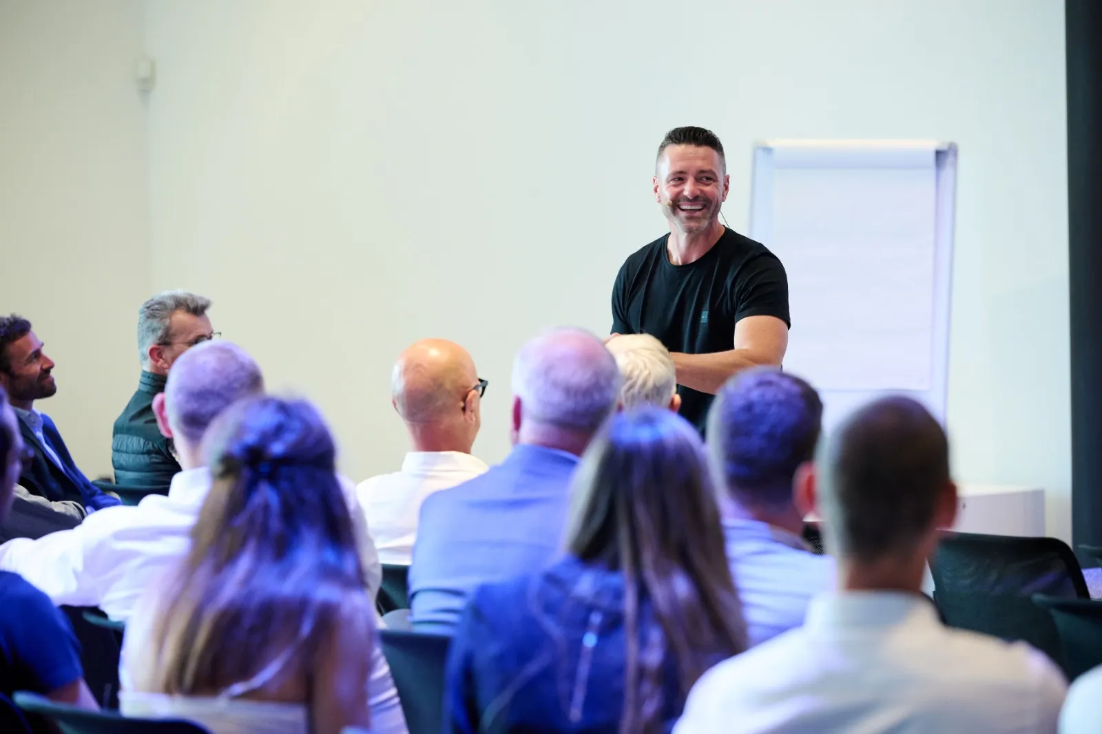 Cedric De Vlieger tijdens een keynote voor een volle zaal